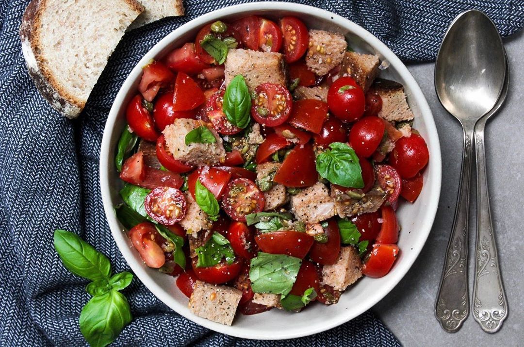 Fresh Panzanella Salad with Tomatoes and Basil