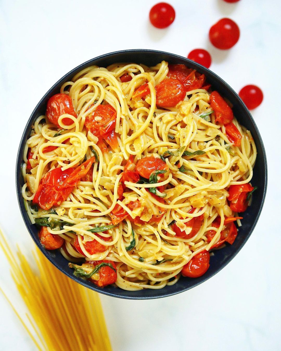 Vegan Spaghetti with Tomato and Garlic