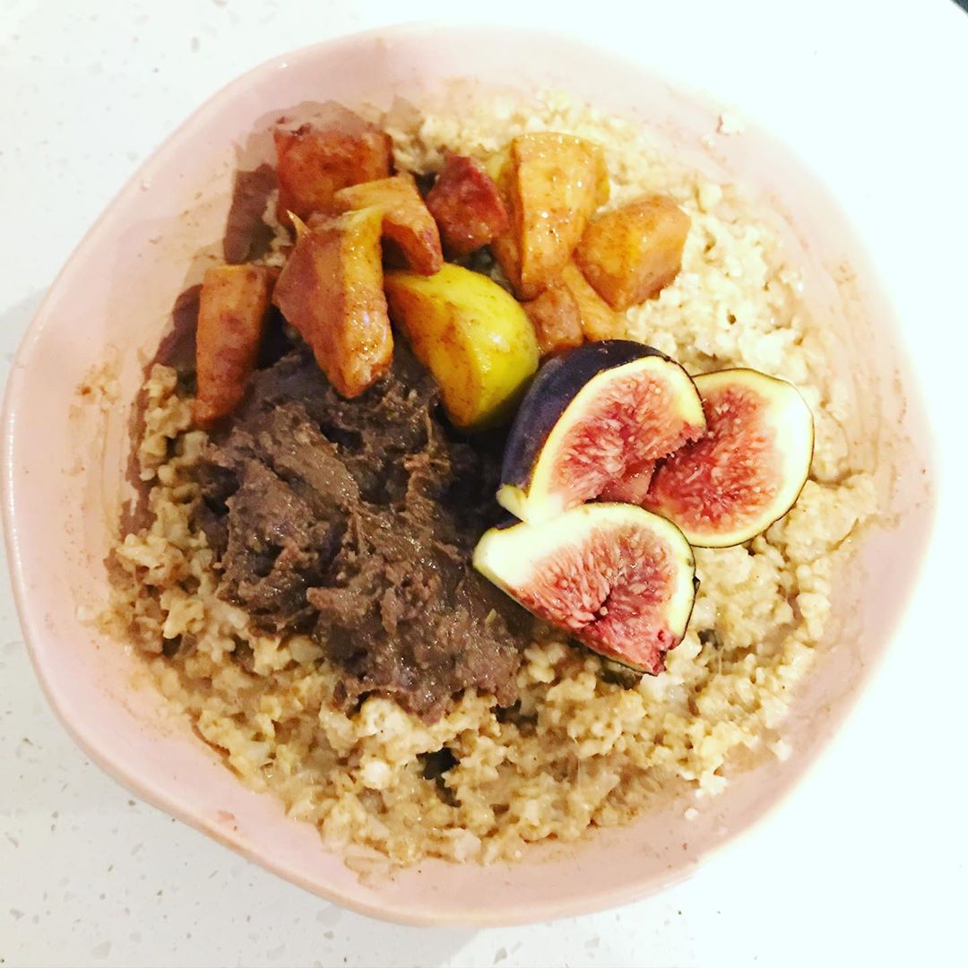 Hazelnut Cauli Oats with Chocolate Hummus
