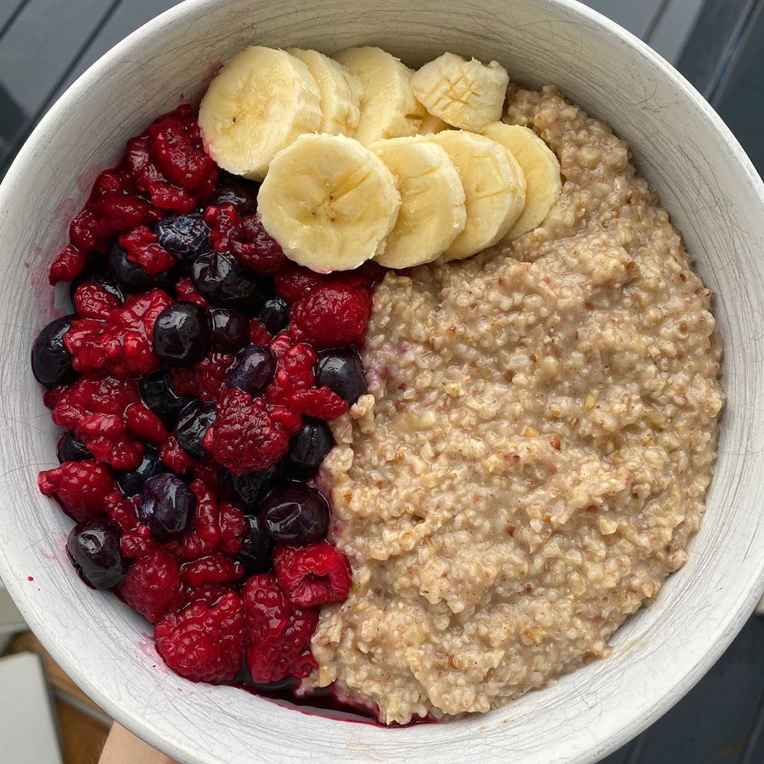 Banana Cinnamon Flax Steel Cut Oats with Berries