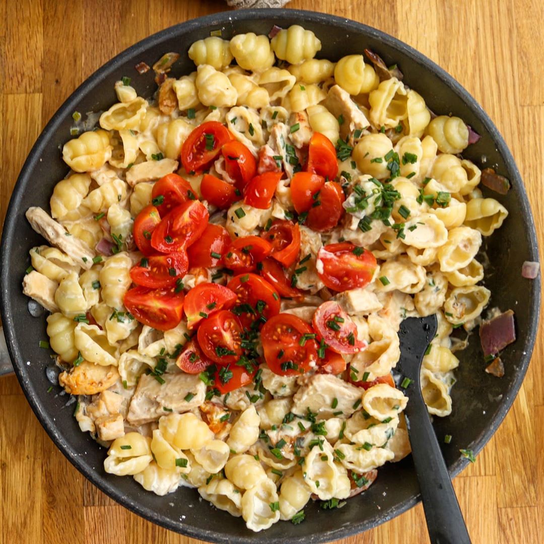 One-Pan Vegan Pasta with Oat Cream Sauce