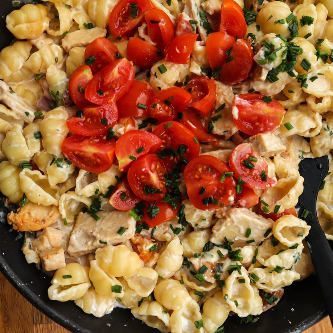 One-Pan Vegan Pasta with Oat Cream Sauce