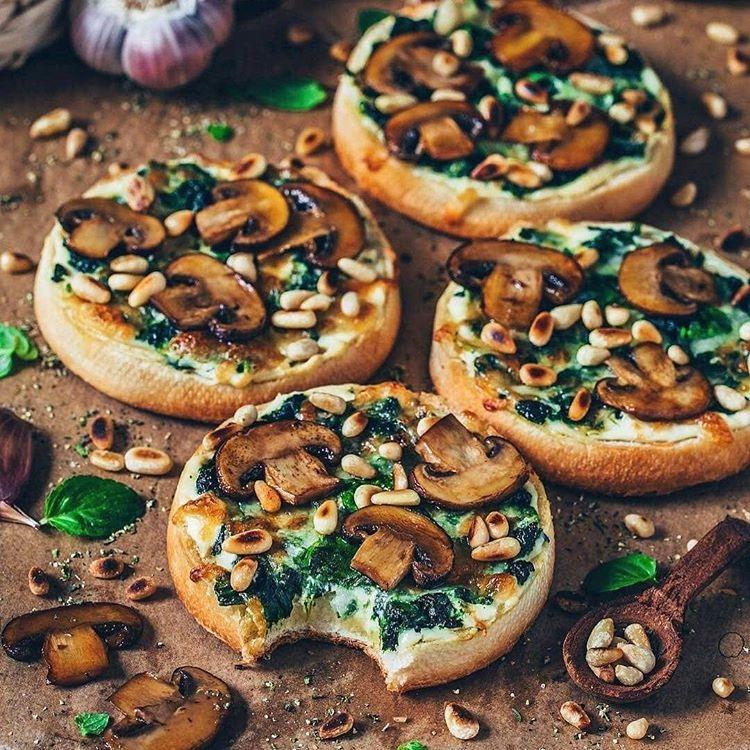 Vegan Garlic Mushroom Spinach Pizza Toasts
