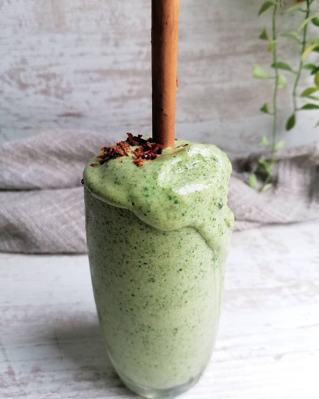 Easy Spirulina Smoothie with Bananas and Spinach
