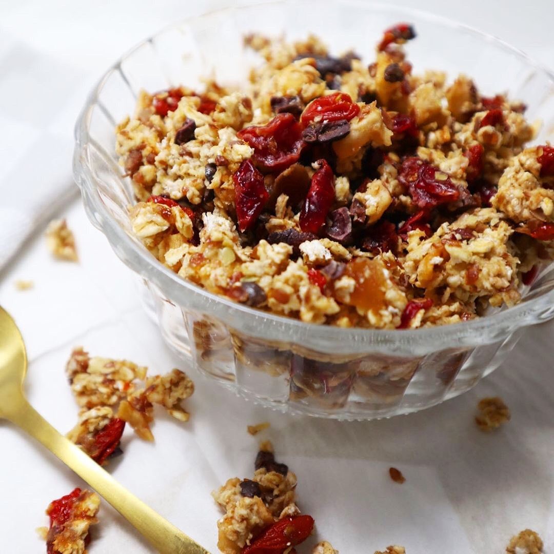 Vegan Rawnola with Oats and Dried Fruits