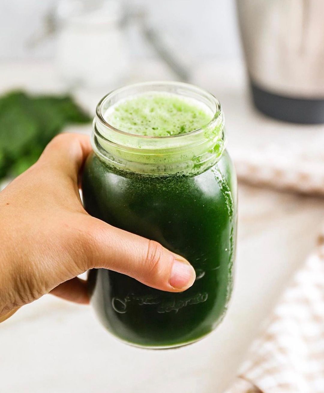 Cleansing Green Smoothie to Start the Week Healthy