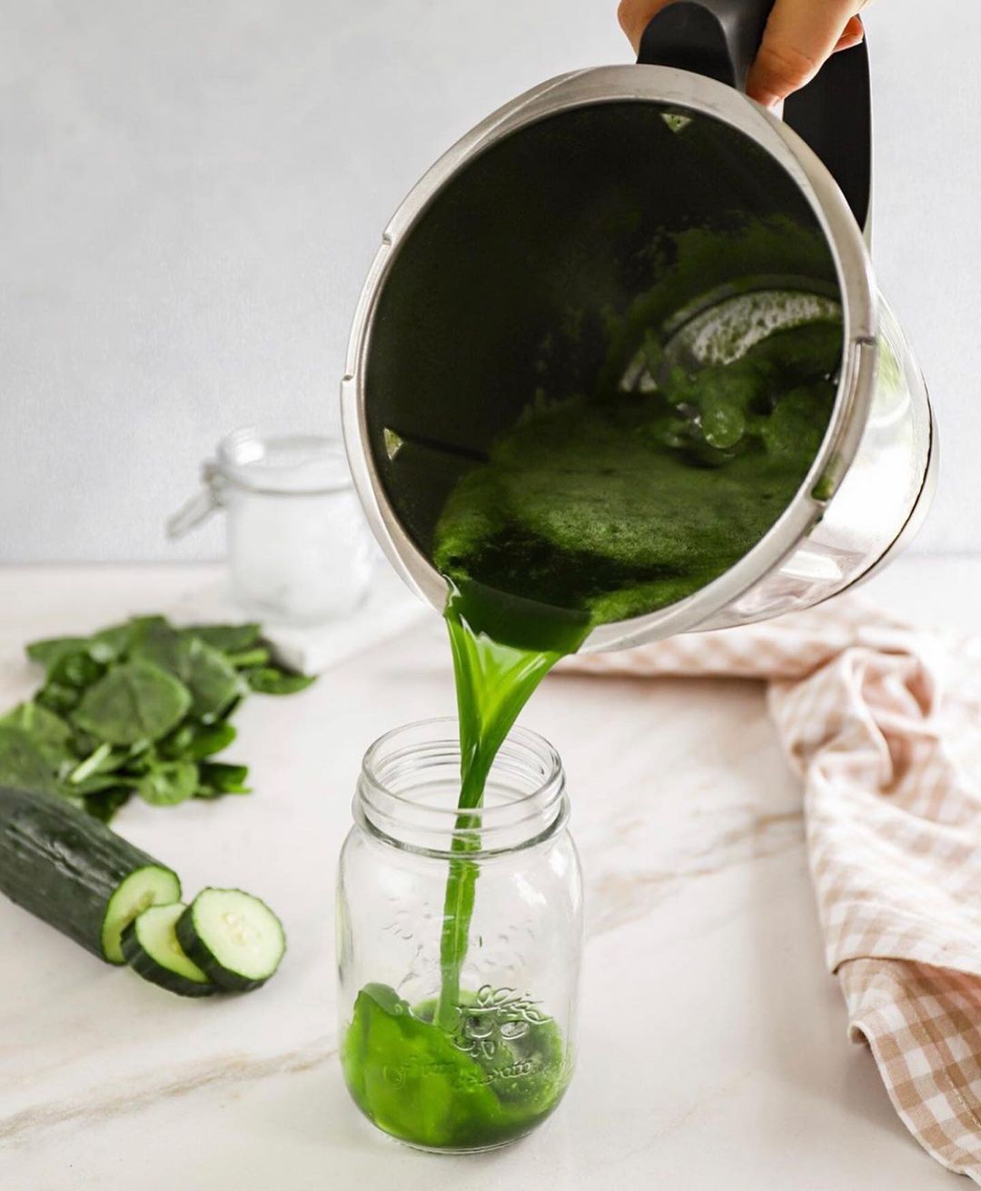 Cleansing Green Smoothie to Start the Week Healthy