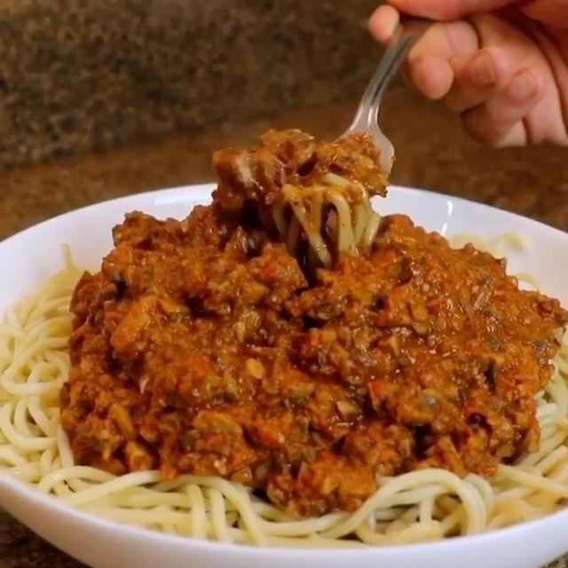 Simple Vegan Pasta Sauce with Mushrooms