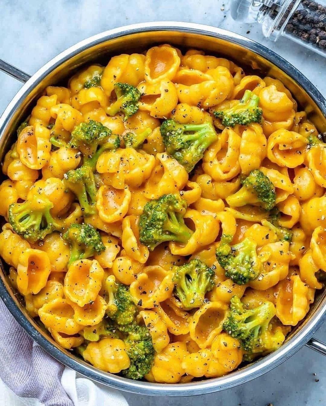 Vegan Mac and Cheese with Broccoli