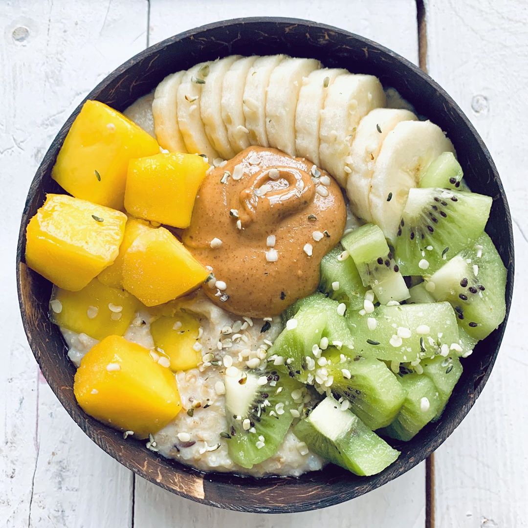 Banana Oats with Fruit Toppings