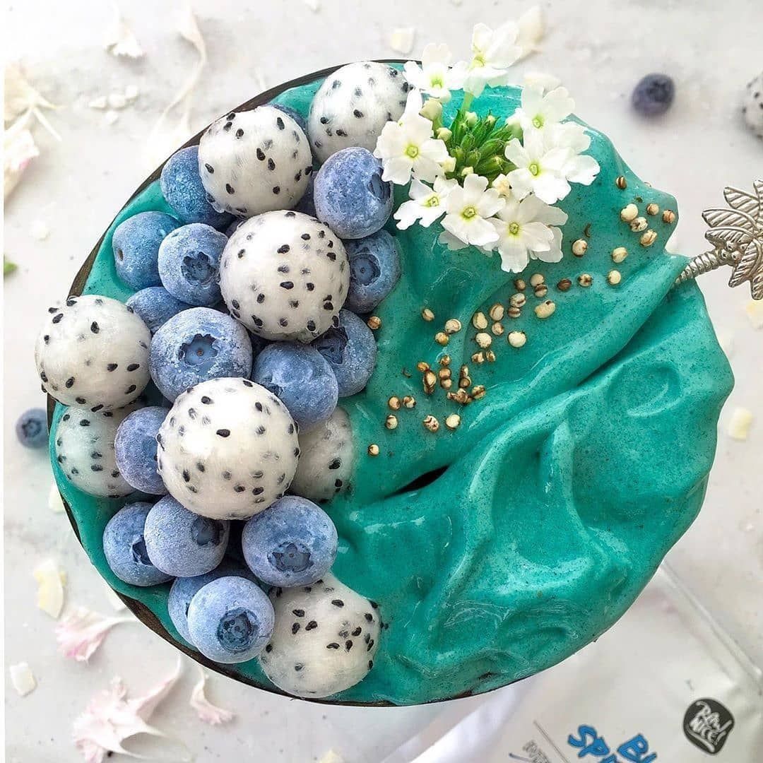Vibrant Spirulina Banana Smoothie Bowl