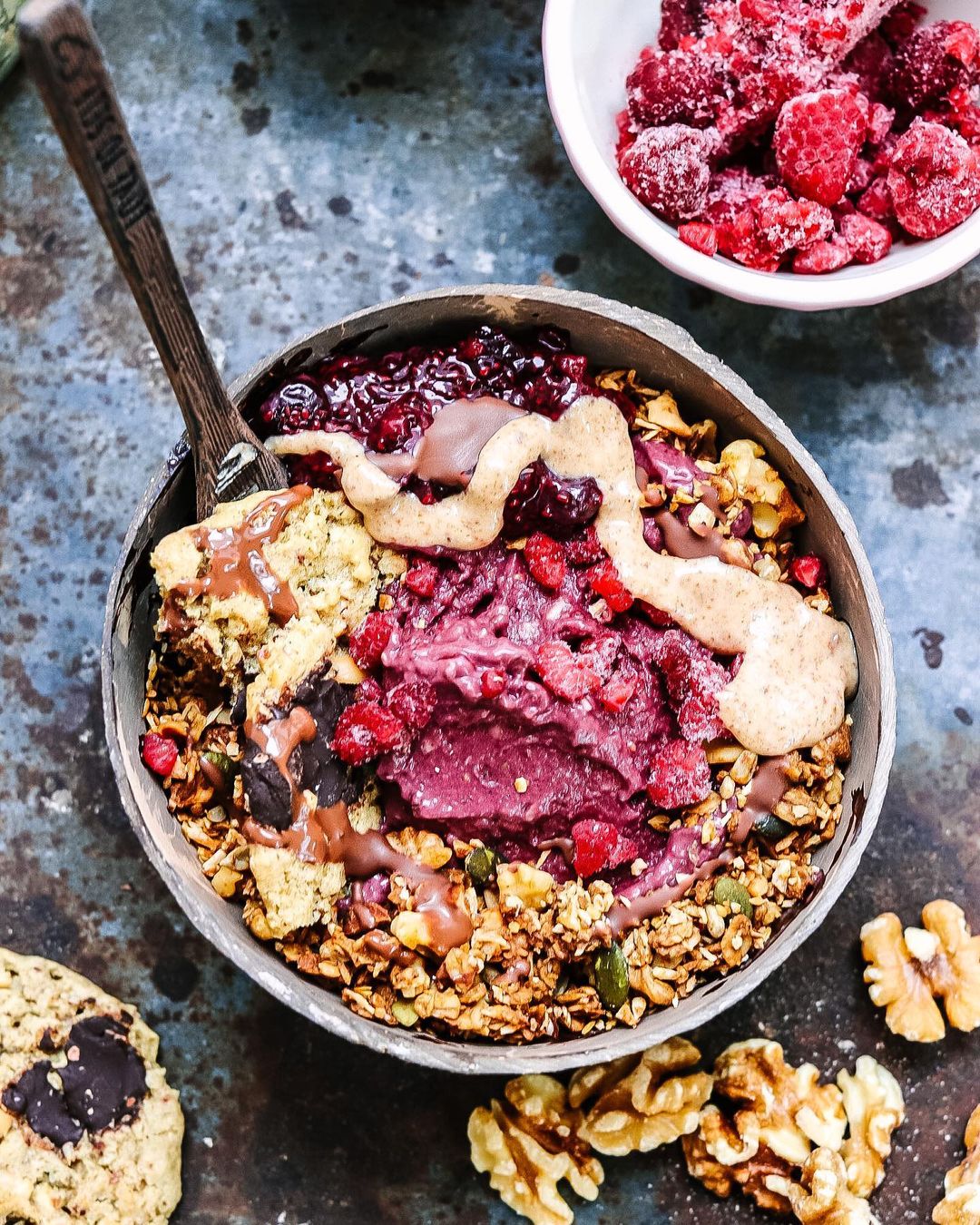 Crunchy Açaí and Raspberry Smoothie Bowl