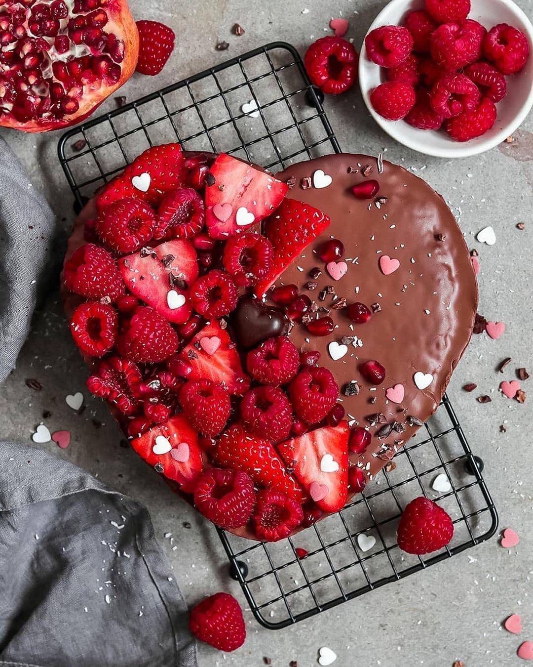 Lovely Chocolate Cake with Chocolate Frosting