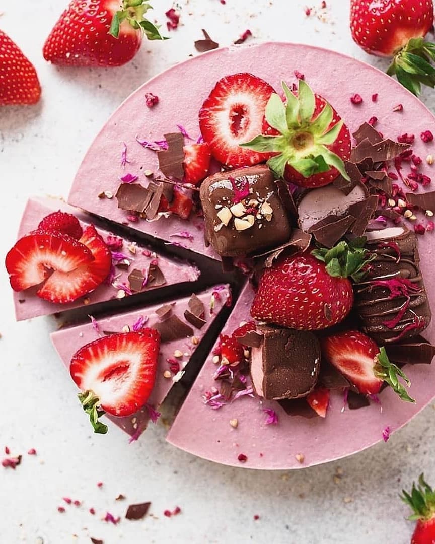 Strawberry or Raspberry Cake