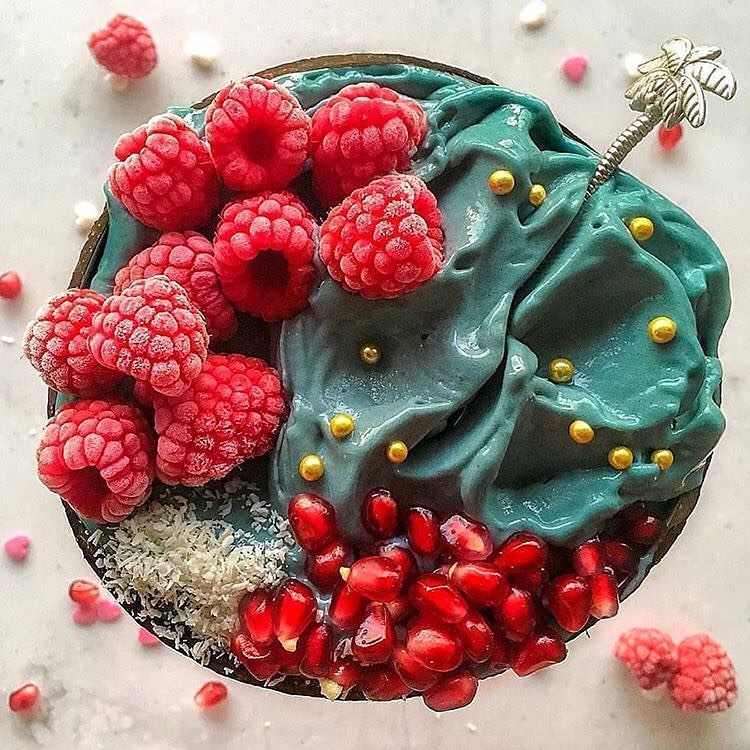 Blue Spirulina Fruit Smoothie Bowl