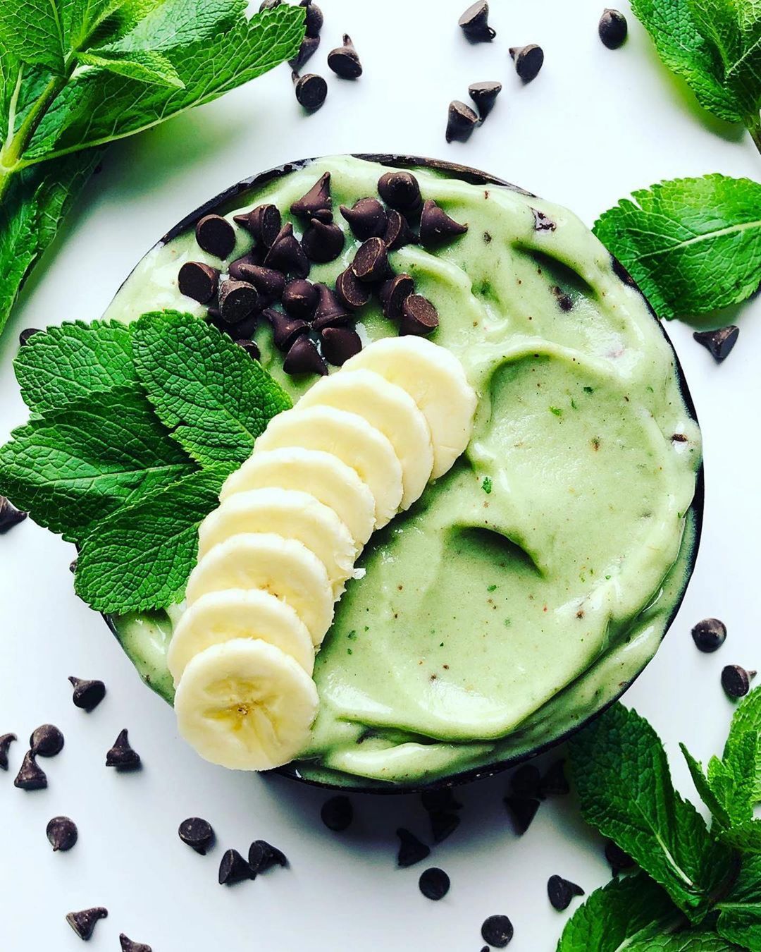 Peppermint Matcha Nice-Cream with Bananas and Chocolate Chips