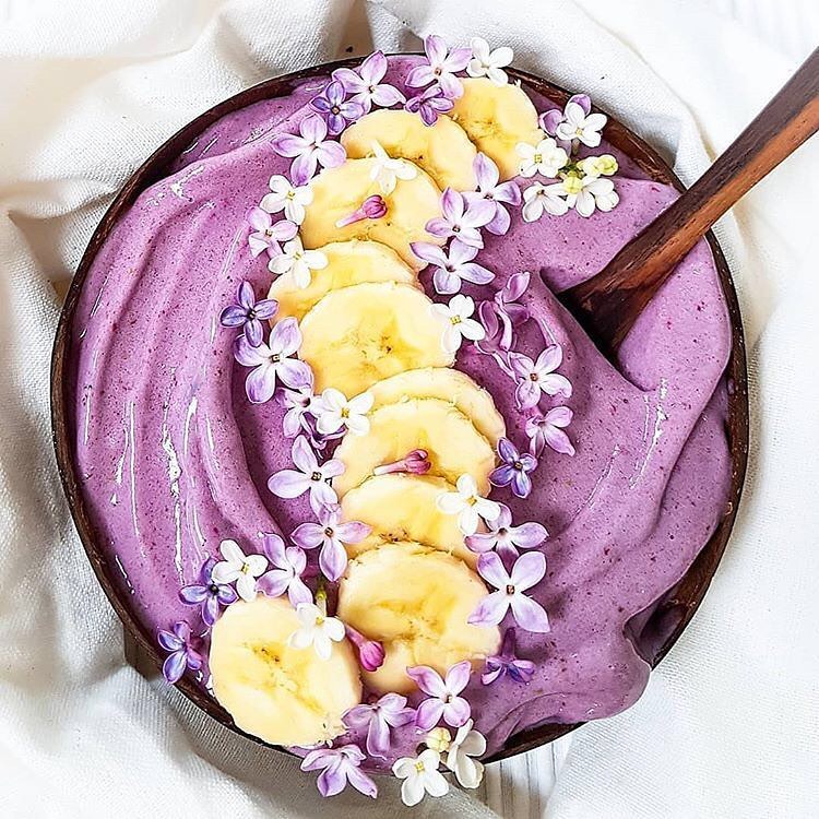 Vanilla Protein Smoothie Bowl with Bananas and Pea Powder