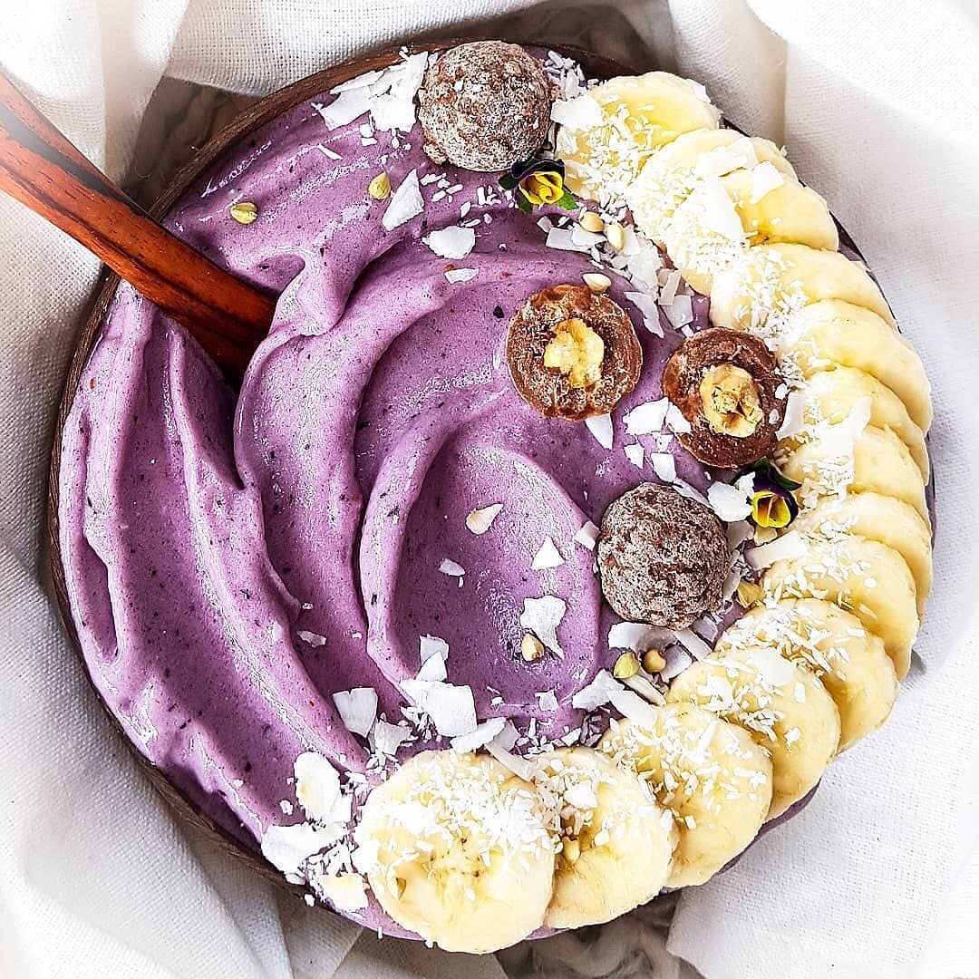Creamy Banana Acai Smoothie Bowl