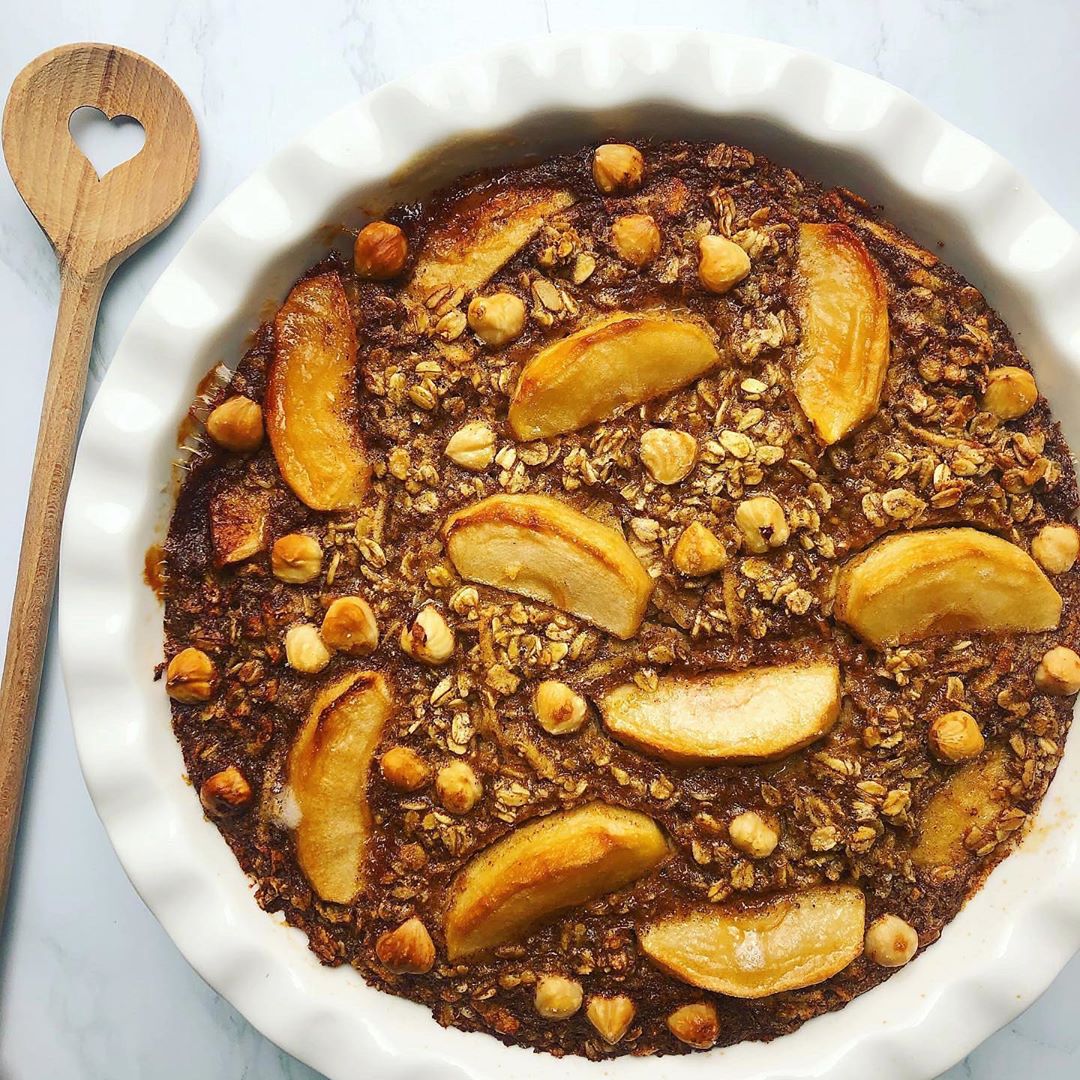 Apple Baked Oats with Cinnamon and Hazelnuts