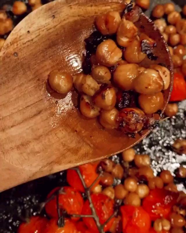 Garlic Roasted Tomato Chickpea Pasta