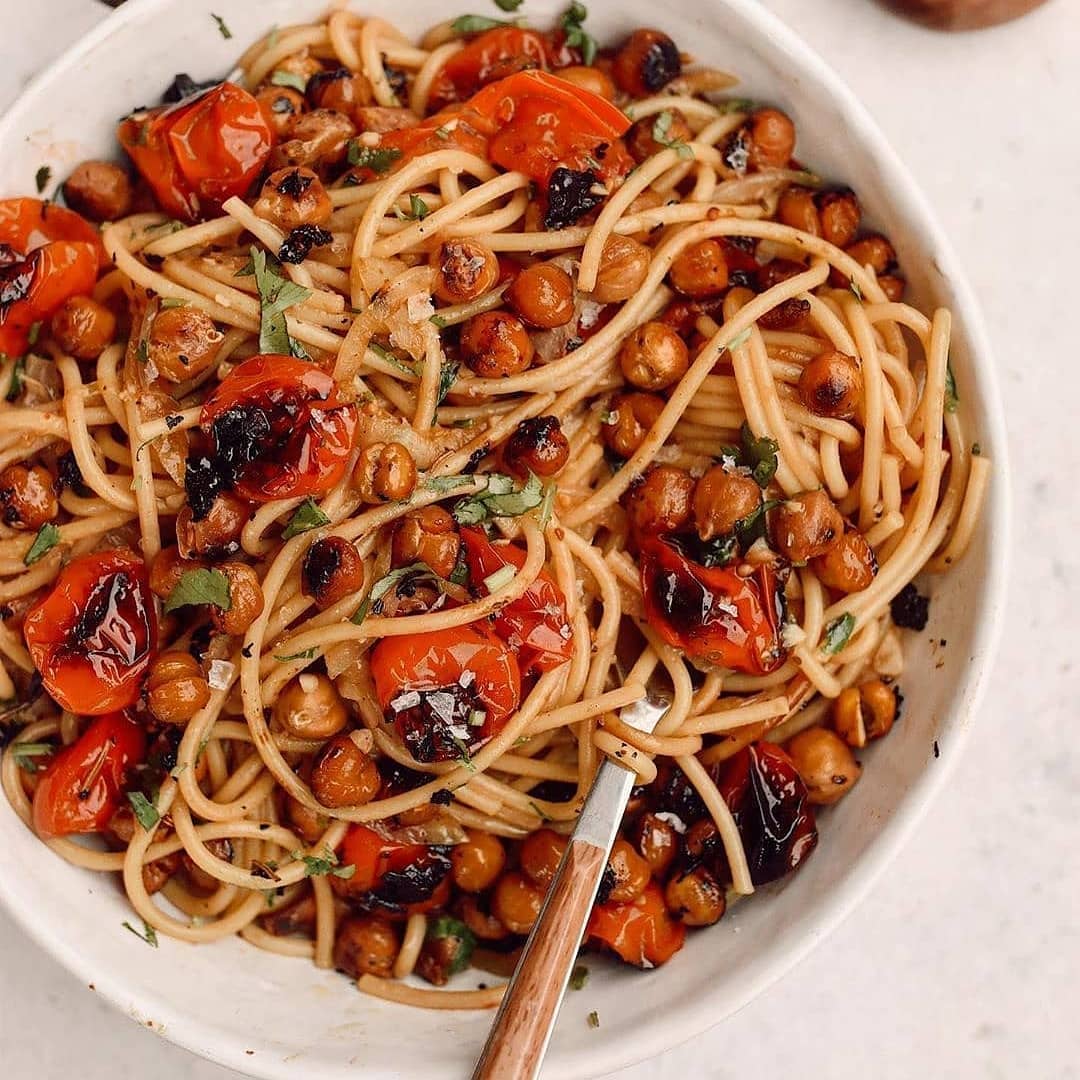 Garlic Roasted Tomato Chickpea Pasta