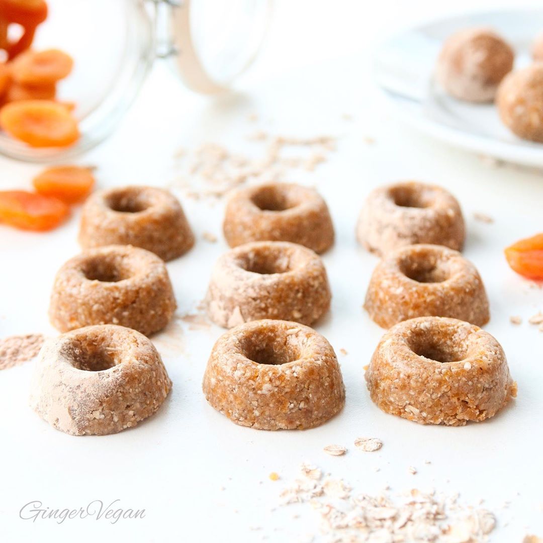 Nutritious Oats and Lucuma Doughnut Balls