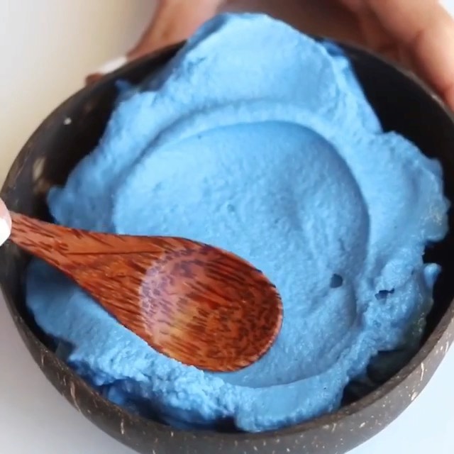 Refreshing Blue Smoothie with Spirulina