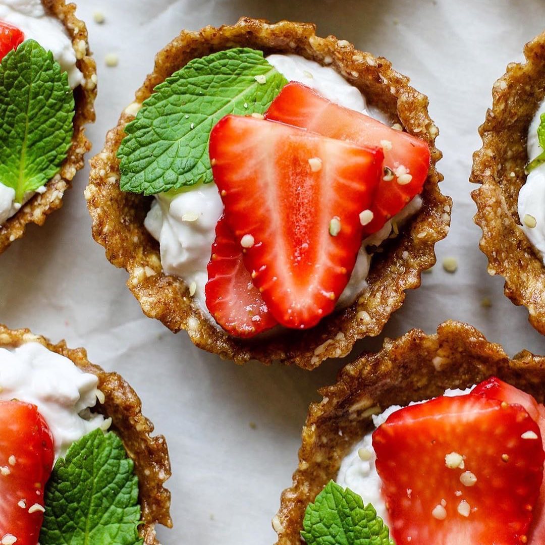 5-Ingredient Raw Strawberry 'n' Cream Tarts