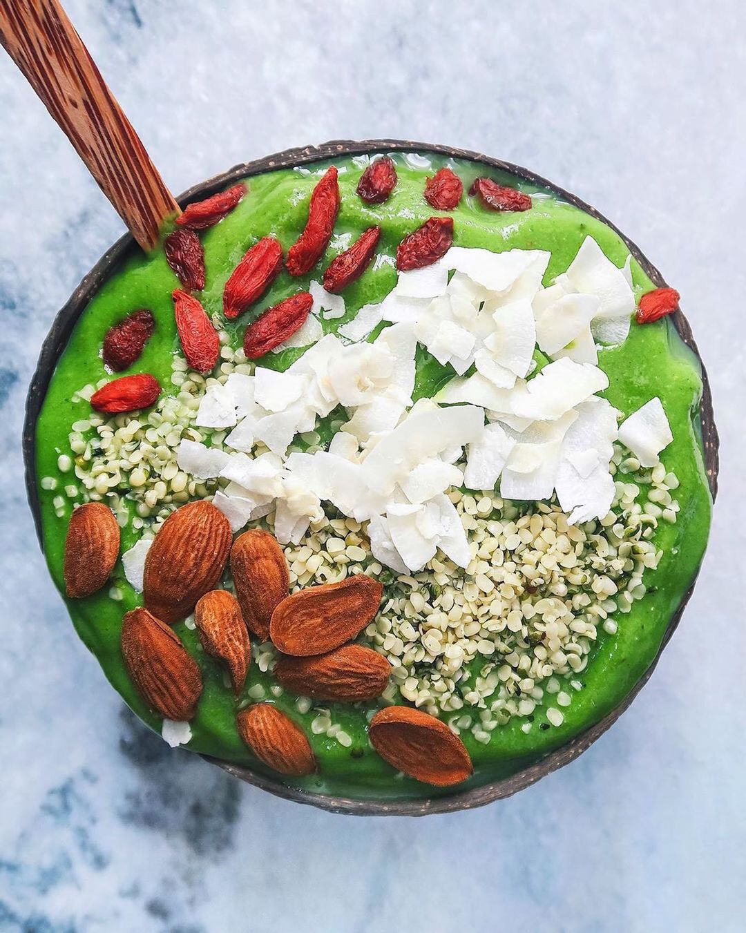 Refreshing Green Smoothie Bowl with Frozen Fruits