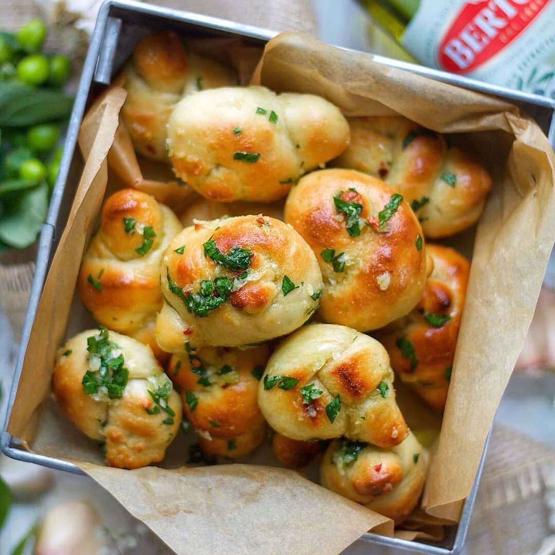 Homemade Vegan Garlic Knots with Olive Oil