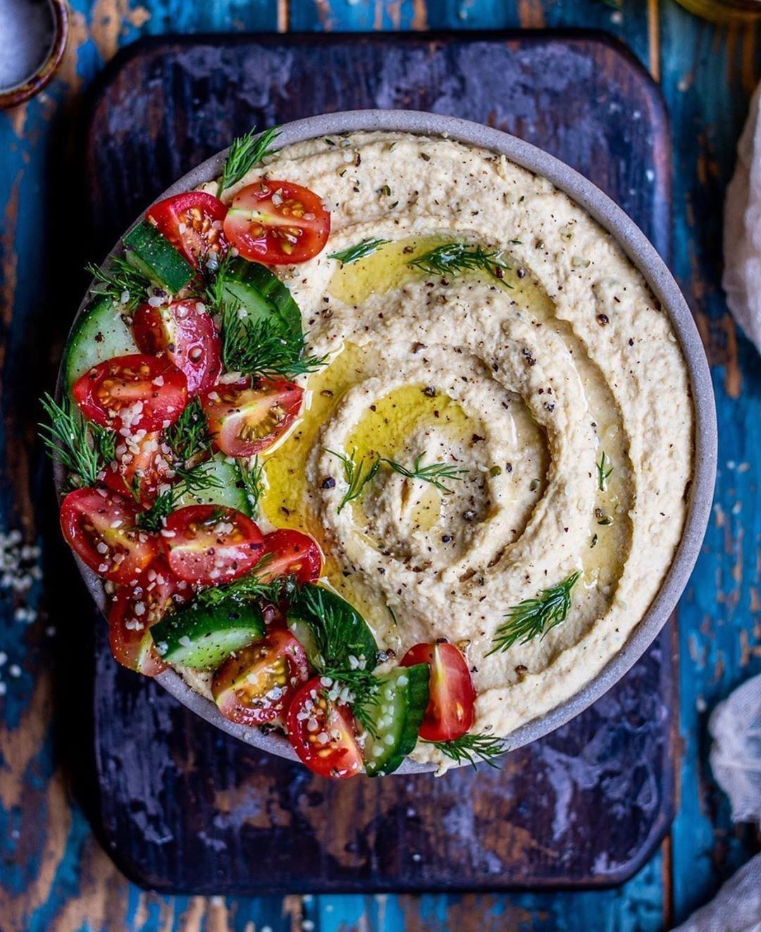 Simple Vegan Hummus with Garlic and Tahini