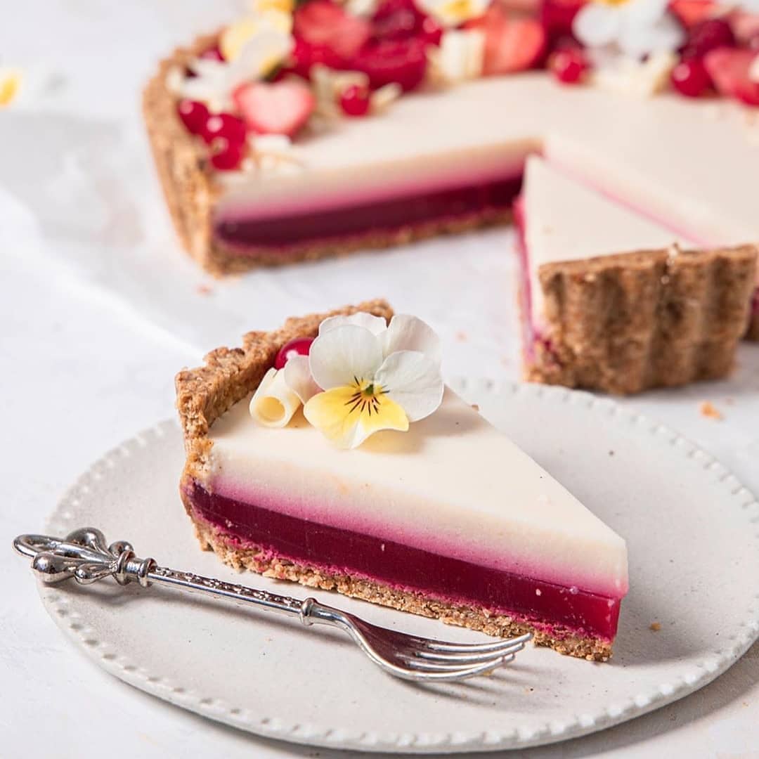 Spring tart with lemon custard and raspberry jelly