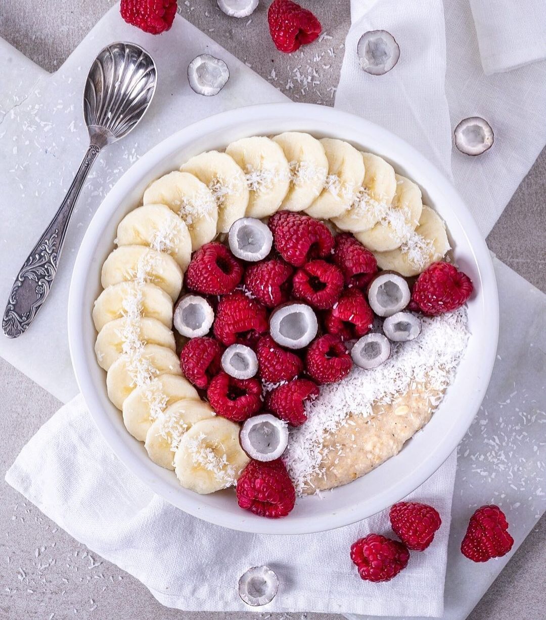 Creamy Chai Latte Oatmeal with Raspberries and Bananas