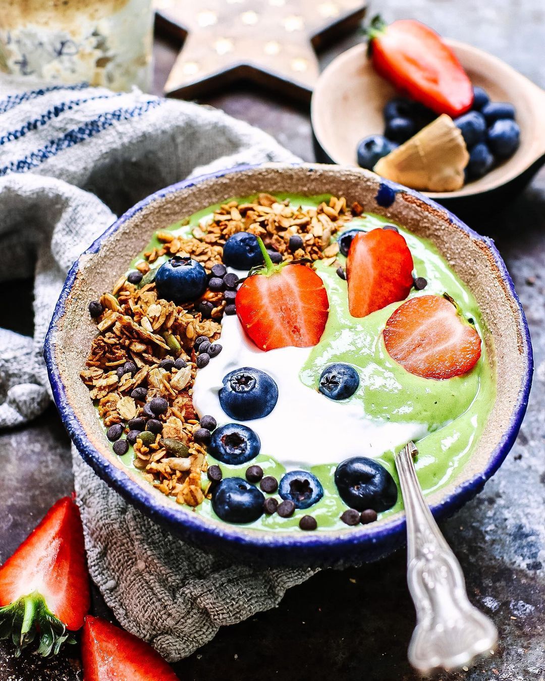 Green Smoothie Bowl with Banana and Ginger