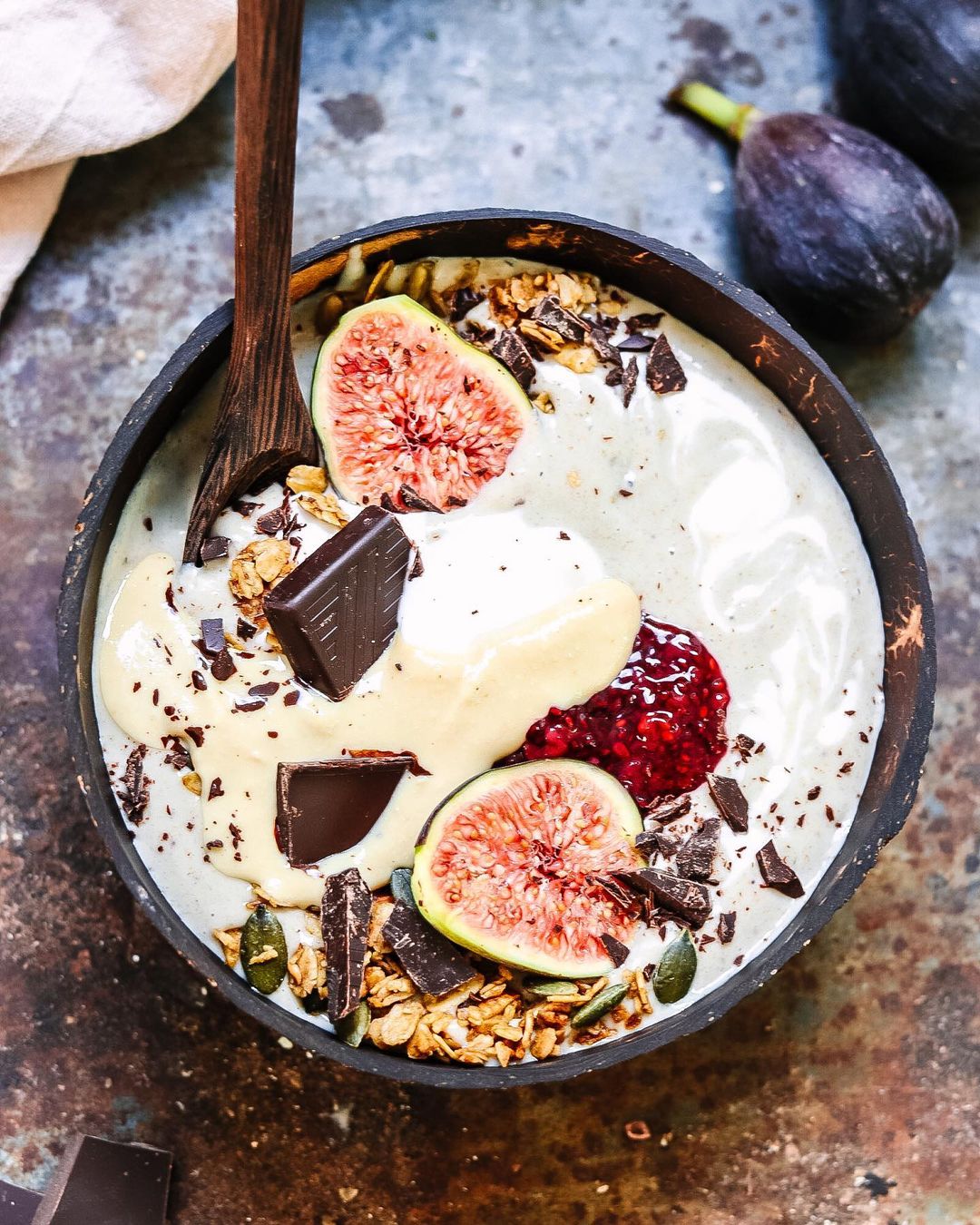 Delicious Fig and Cashew Butter Smoothie Bowl