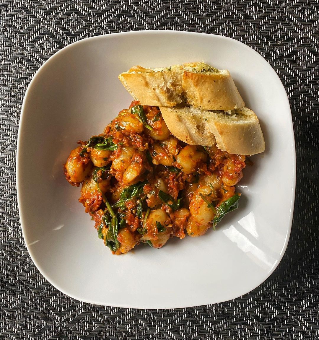 Easy Sundried Tomato and Spinach Pasta with Gnocchi