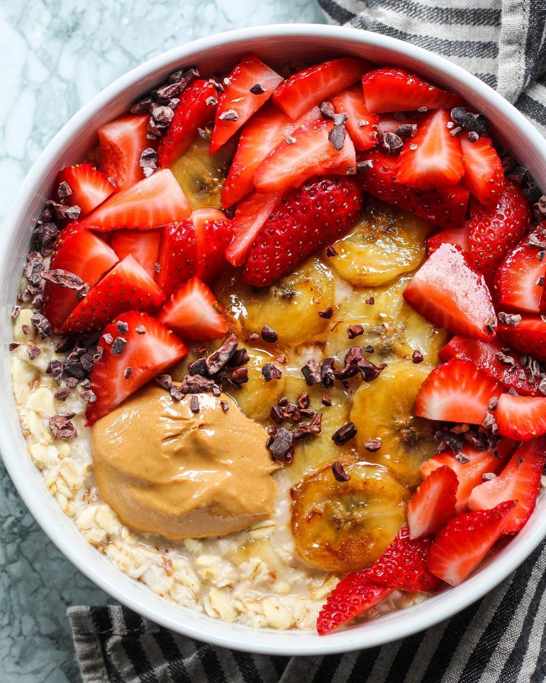 Cardamom Vanilla Oats with Banana and Strawberries