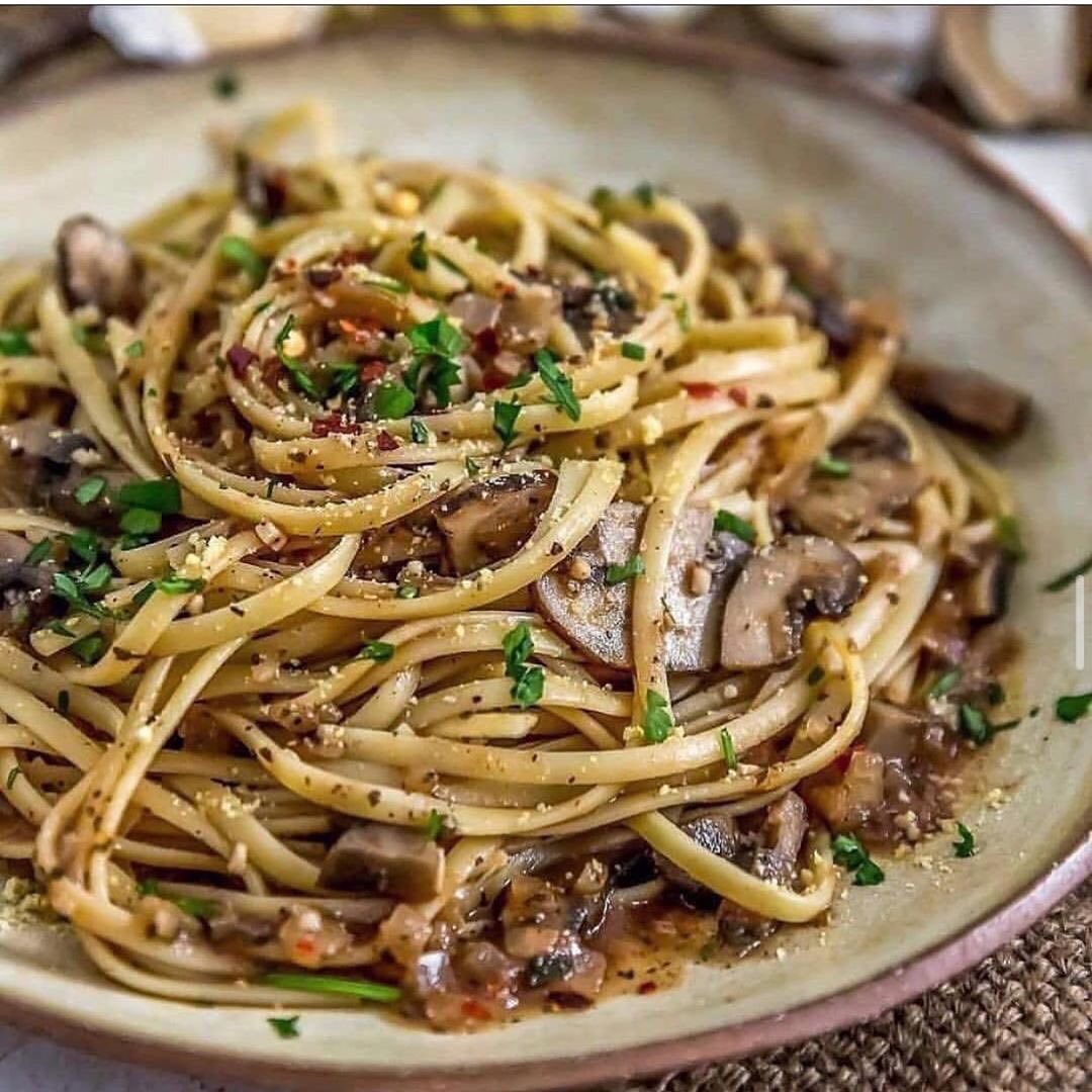 Vegan Linguini with Garlic Sauce and Bella Mushrooms