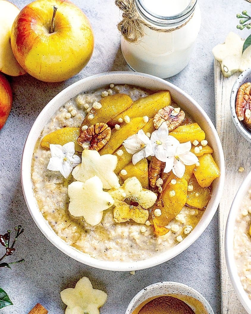 Creamy Oatmeal with Caramelized Apples
