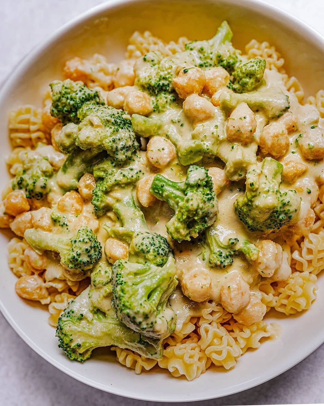 Broccoli and Chickpeas in White Sauce