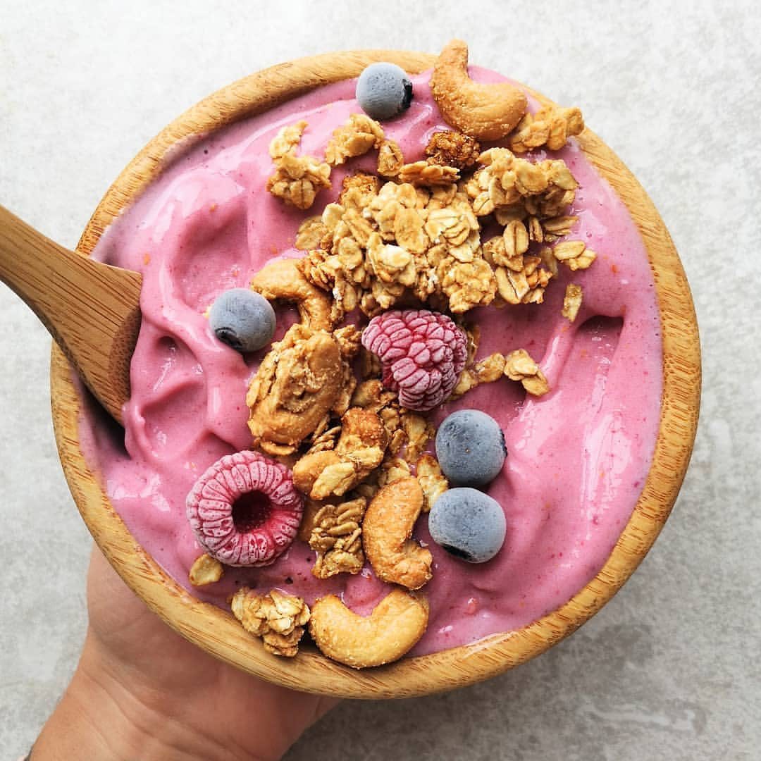 Frozen Banana Raspberry Smoothie Bowl
