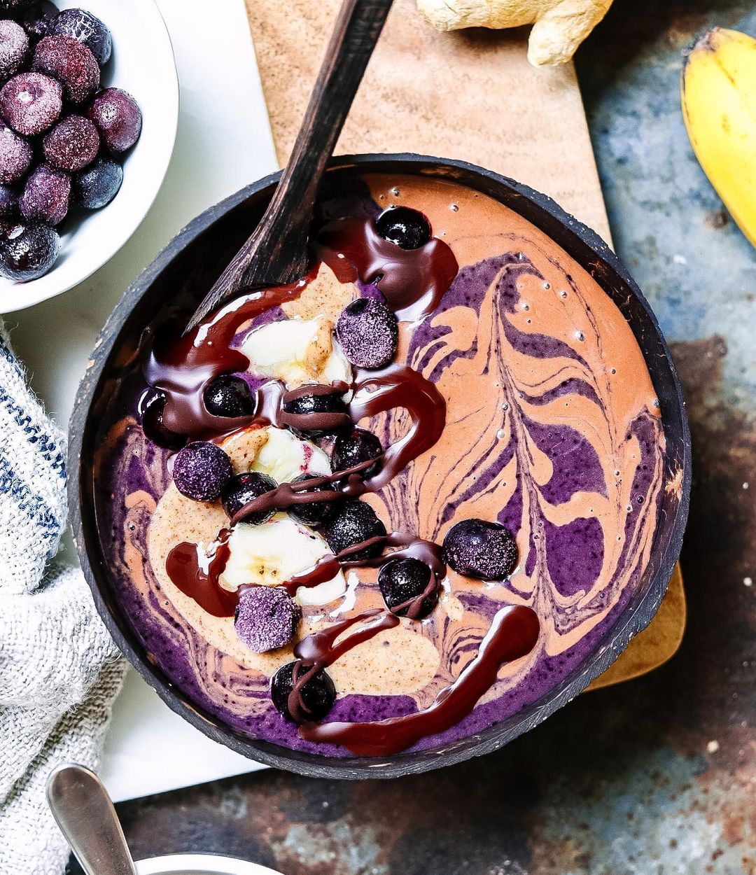 Refreshing Blueberry and Cacao Smoothie Bowl