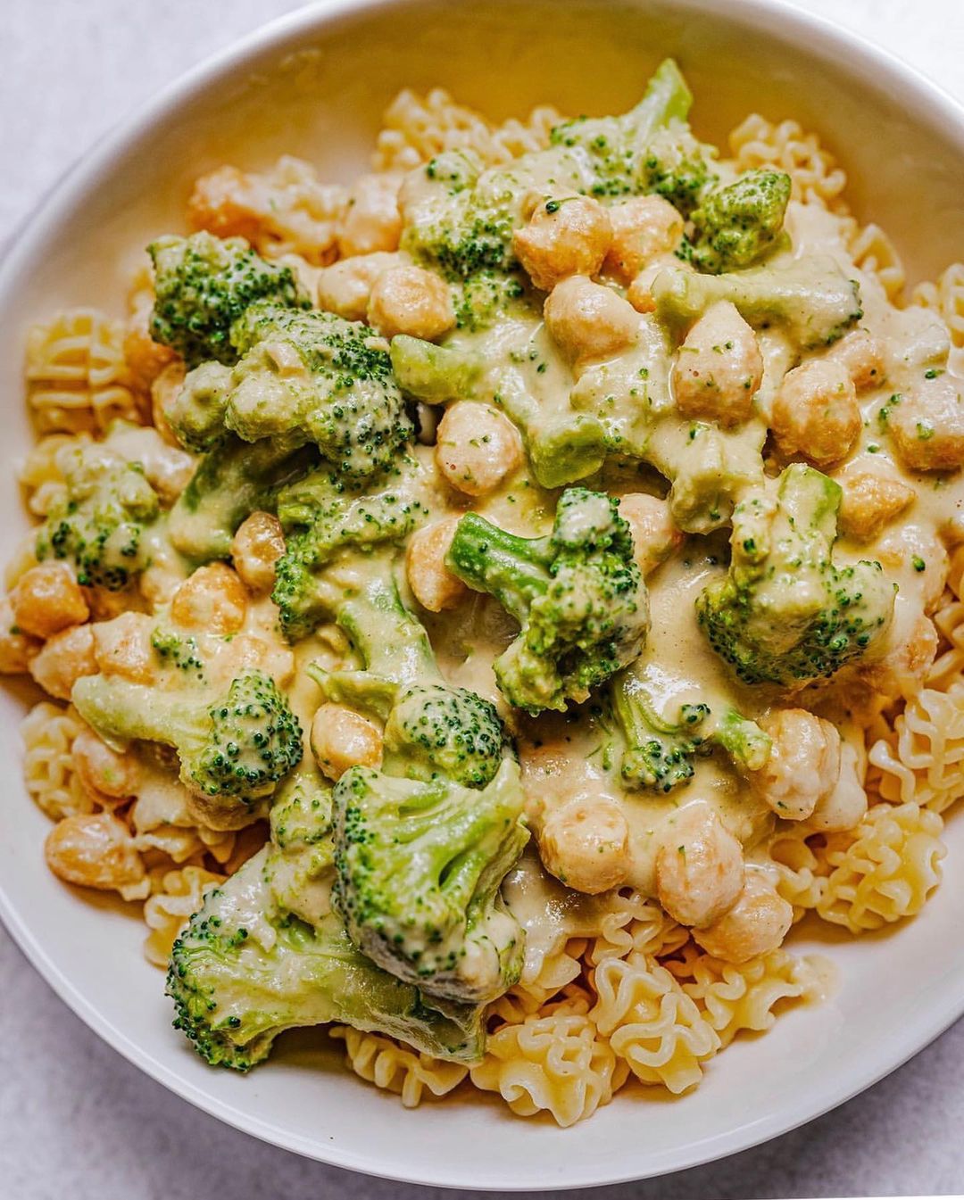 Broccoli and Chickpeas in Oil-Free White Sauce