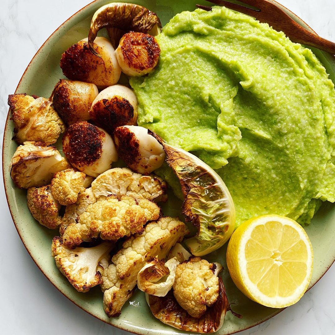 Spiced scallops with cauliflower potato and pea mash