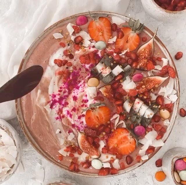 Pink Dreamy Creamy Raspberry Smoothie Bowl