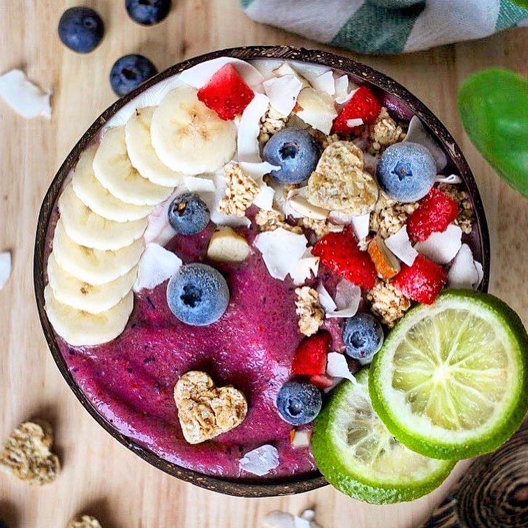 Refreshing Açaí Bowl with Berries and Yogurt
