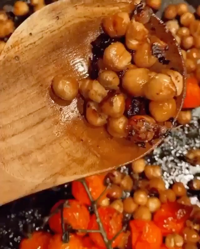 Garlic Roasted Tomato Chickpea Pasta
