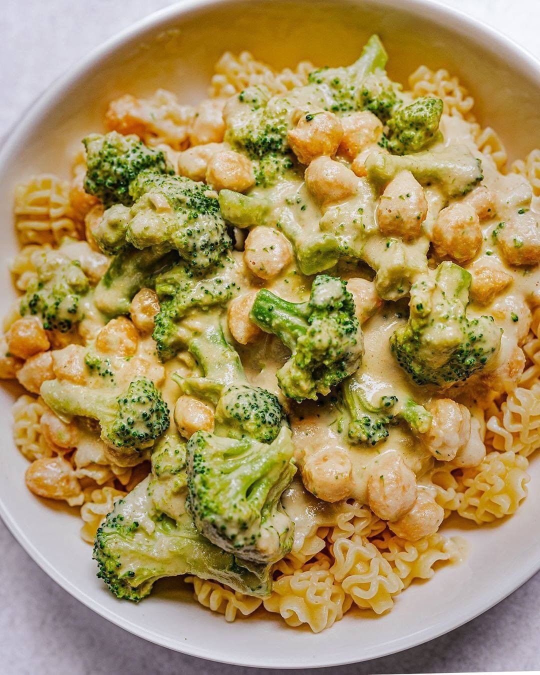 Broccoli and Chickpeas in White Sauce