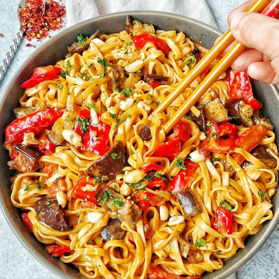 Noodles with Peppers in Peanut Sauce