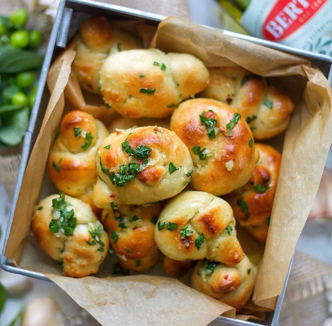 Easy Homemade Vegan Garlic Knots